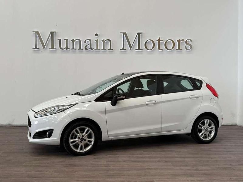 Blanco Usado 2017 Ford Fiesta Trend Utilitario | 9990 € (Precio justo) - Imagen 1/4
