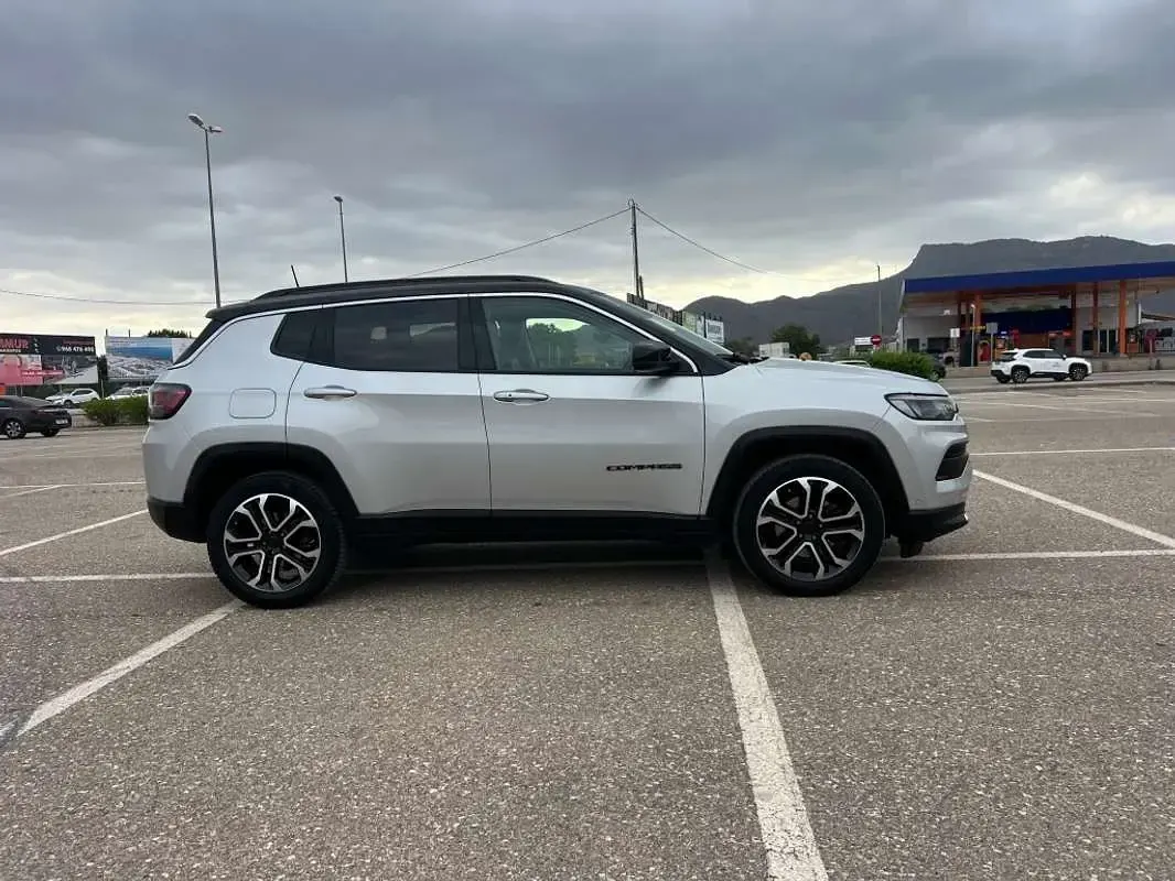 Usado Jeep Compass Limited 131 CV (96 kW) 2022 Gris SUV
