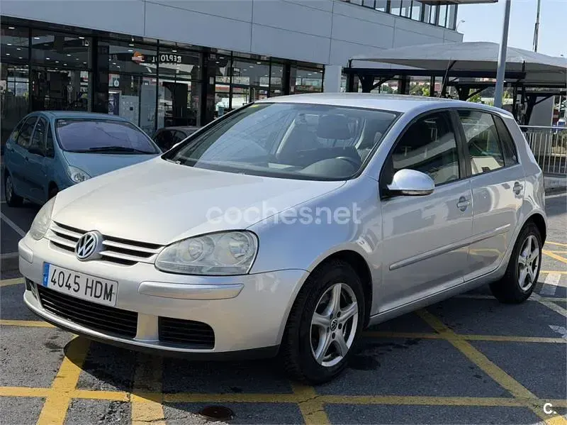 Usado VW Golf V Highline 105 CV (77 kW) 2007 Gris / plata Berlina