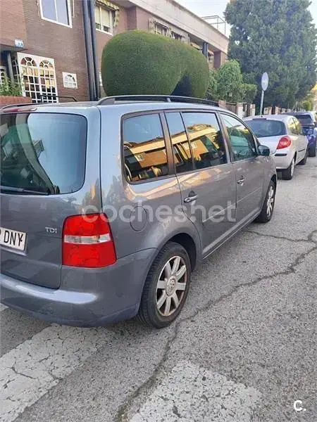 Usado VW Touran Advance 100 CV (73 kW) 2005 Gris / plata Monovolumen