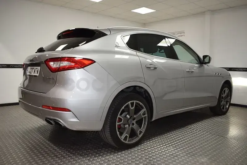 Usado Maserati Levante 430 CV (316 kW) 2016 Gris / plata SUV