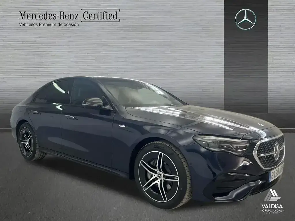 Usado Mercedes E300 AMG line 313 CV (230 kW) 2025 Azul Familiar