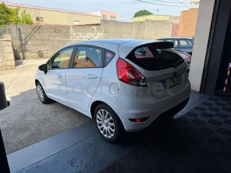 Usado Ford Fiesta Trend 82 CV (60 kW) 2017 Blanco Utilitario