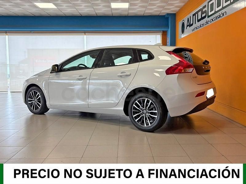 Usado Volvo V40 Momentum 120 CV (88 kW) 2018 Blanco Berlina