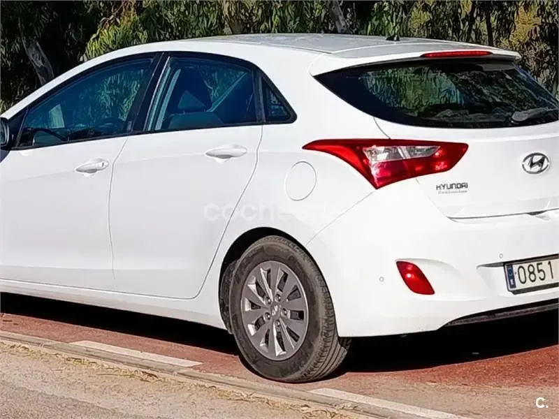 Usado Hyundai i30 100 CV (73 kW) 2017 Blanco Berlina