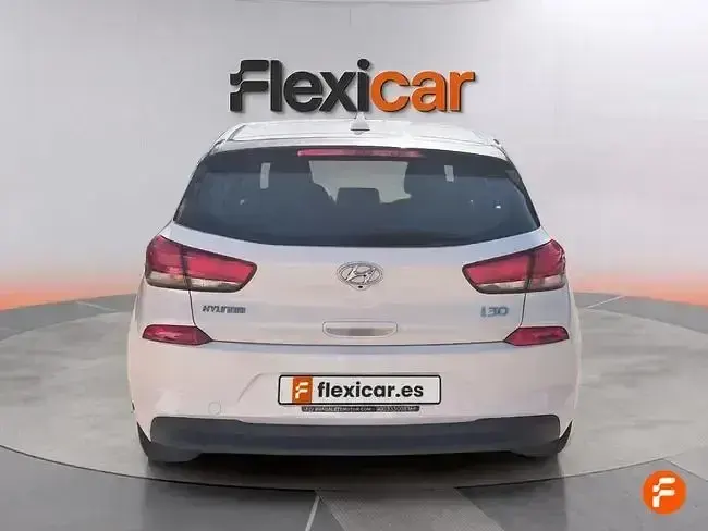 Usado Hyundai i30 120 CV (88 kW) 2019 Negro Berlina