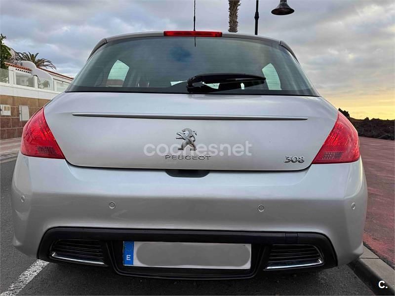 Usado Peugeot 308 Active 120 CV (88 kW) 2013 Gris / plata Berlina