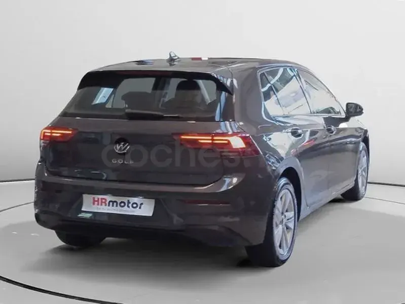 Usado VW Golf VIII Life 110 CV (80 kW) 2024 Gris / plata Berlina