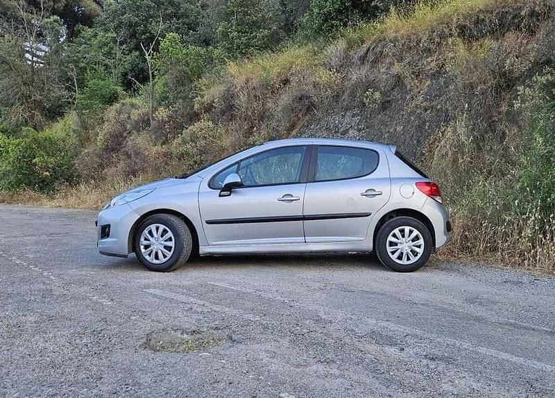 Usado Peugeot 207 73 CV (53 kW) 2010 Gris Utilitario