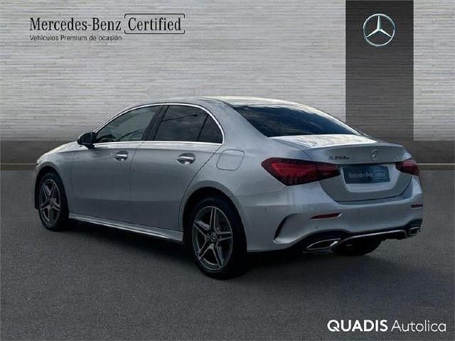 Usado Mercedes A250 AMG line 218 CV (160 kW) 2024 Plata iridio Berlina
