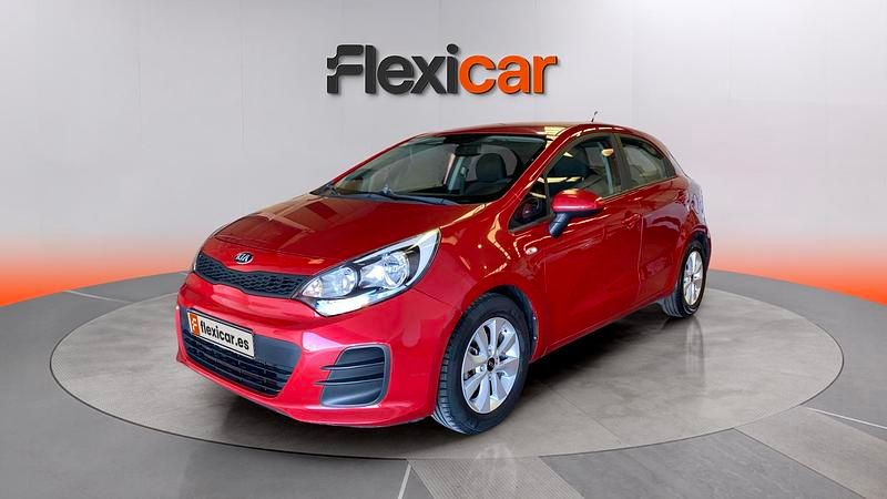 Usado Kia Rio 84 CV (61 kW) 2017 Rojo Berlina