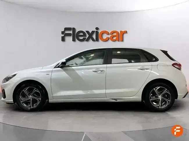 Usado Hyundai i30 120 CV (88 kW) 2021 Blanco Berlina