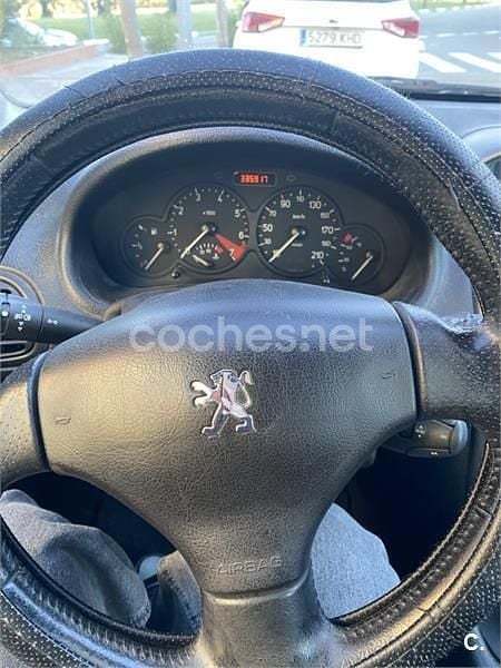 Usado Peugeot 206 110 CV (80 kW) 2002 Negro Berlina