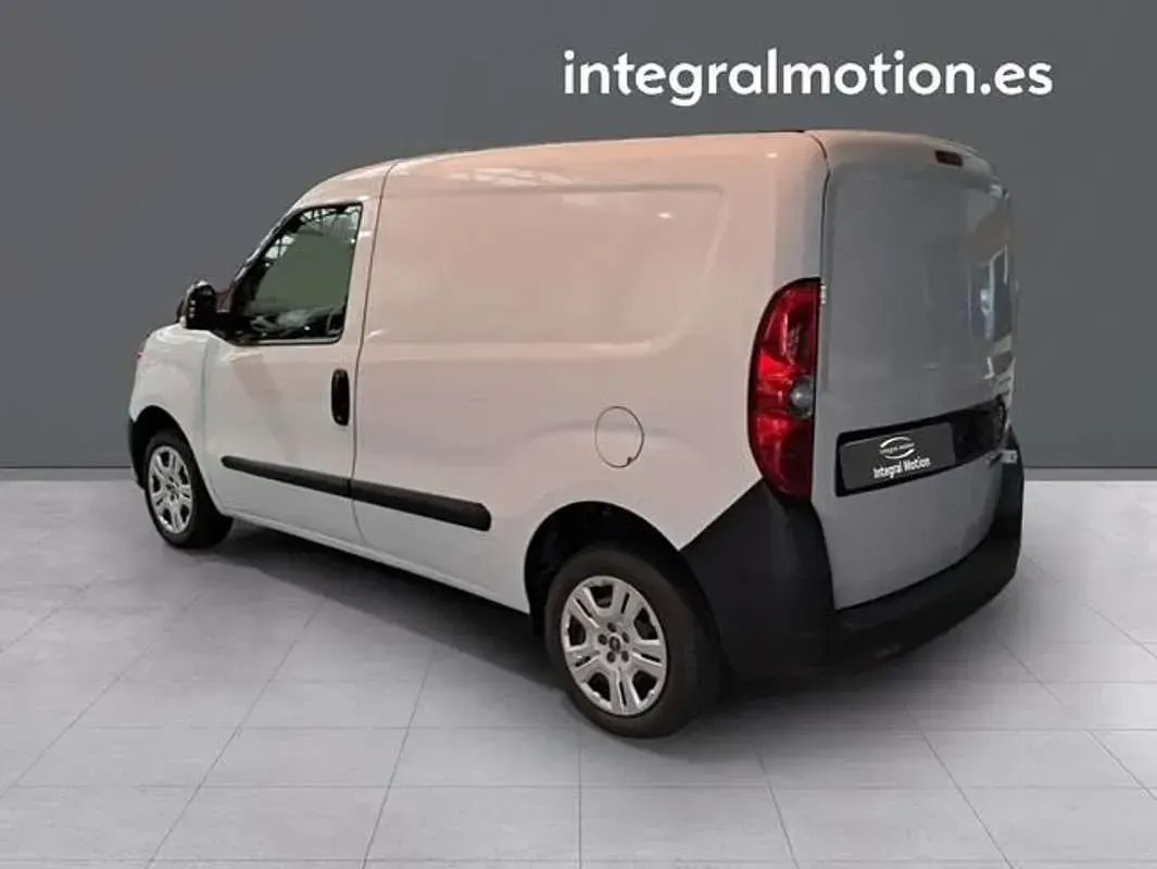 Usado Fiat Doblò 95 CV (69 kW) 2021 Blanco Monovolumen