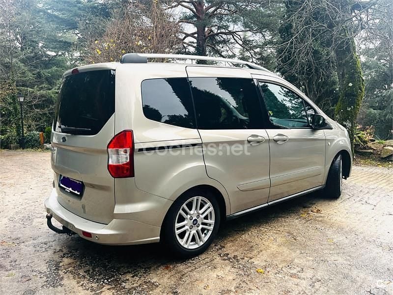 Usado Ford Tourneo Courier Titanium 95 CV (69 kW) 2015 Beige Monovolumen