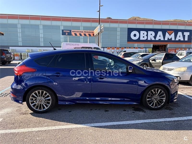 Usado Ford Focus ST-Line 125 CV (91 kW) 2017 Azul Berlina