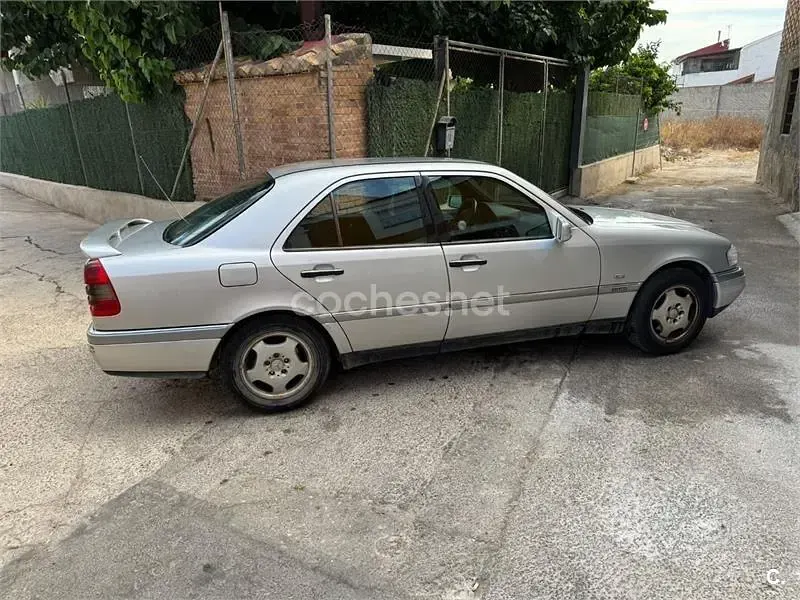 Usado Mercedes C250 Elegance 150 CV (110 kW) 1997 Gris / plata Berlina