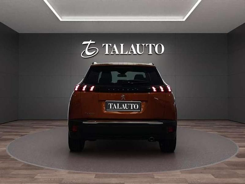 Usado Peugeot 2008 Allure 110 CV (80 kW) 2022 Naranja SUV