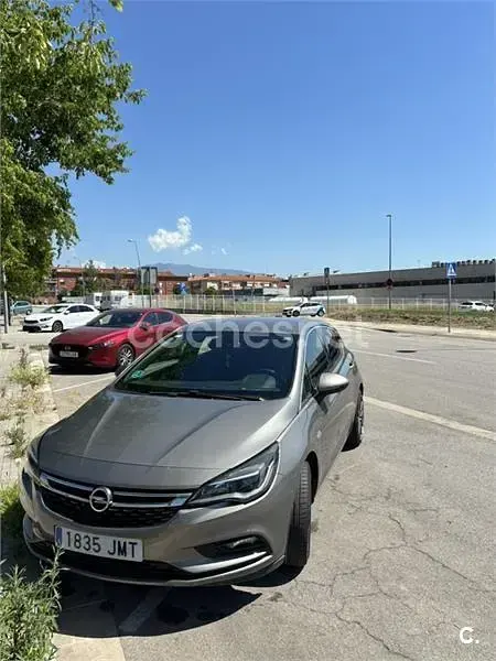 Usado Opel Astra Dynamic 125 CV (91 kW) 2016 Gris / plata Berlina