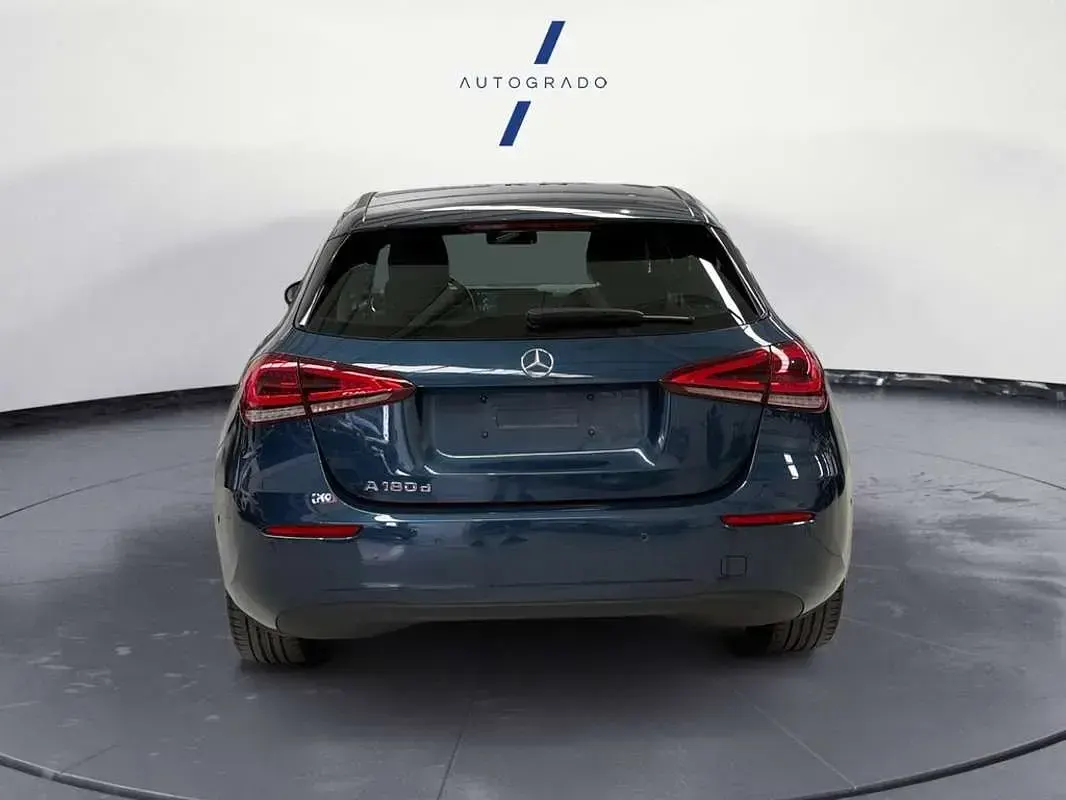 Usado Mercedes A180 109 CV (80 kW) 2020 Azul Utilitario