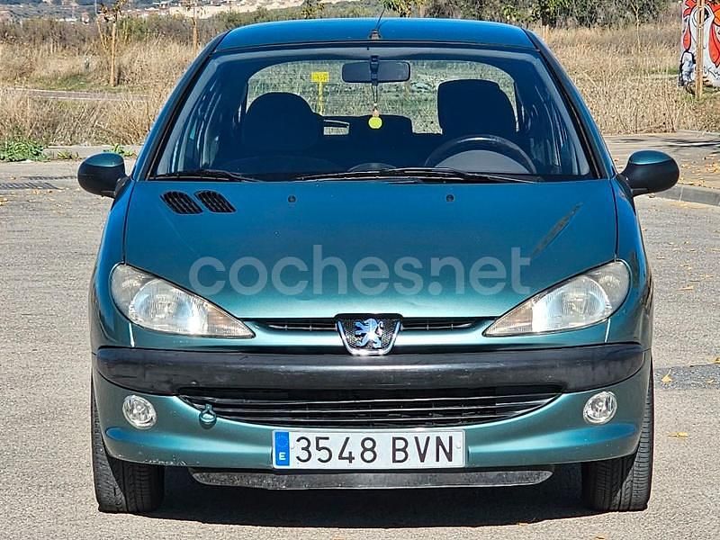Usado Peugeot 206 70 CV (51 kW) 2002 Verde Berlina