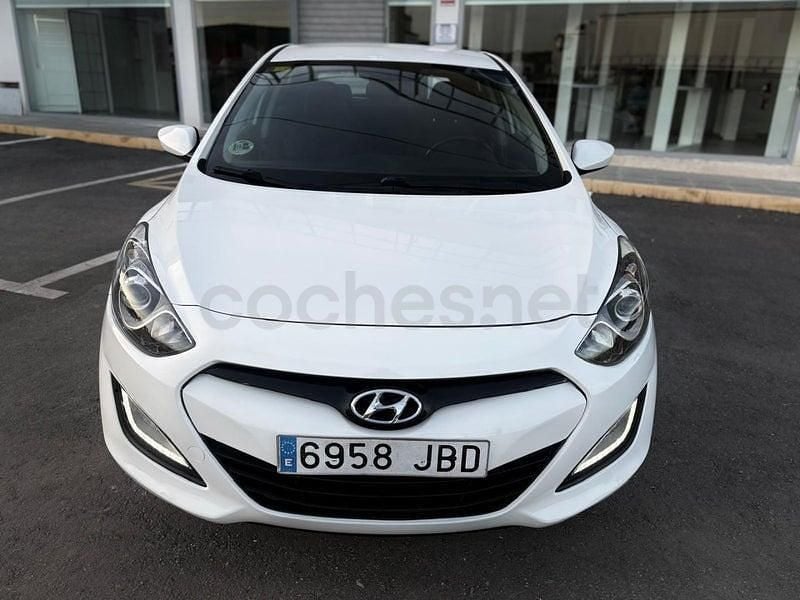 Käytetty Hyundai i30 Base 90 HP (66 kW) 2015 Valkoinen Sedan