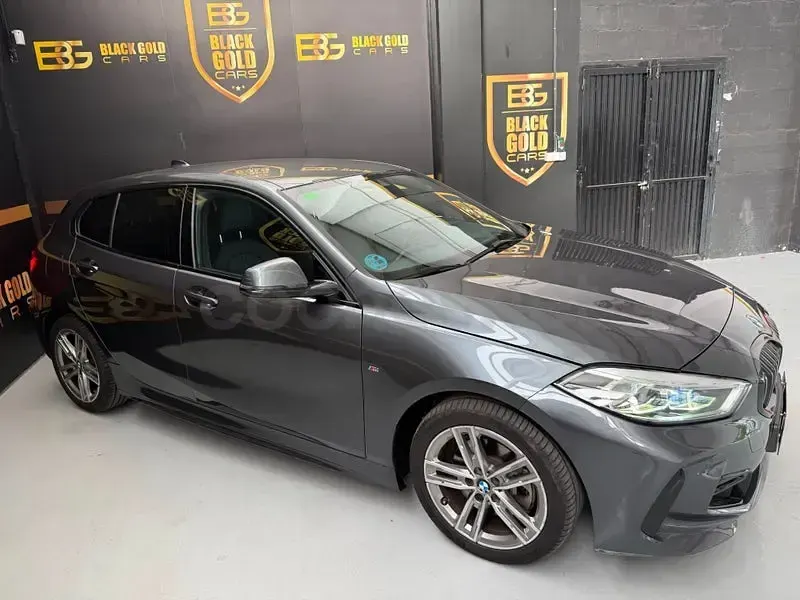 Usado BMW 118 Comfort Edition 150 CV (110 kW) 2020 Gris / plata Berlina