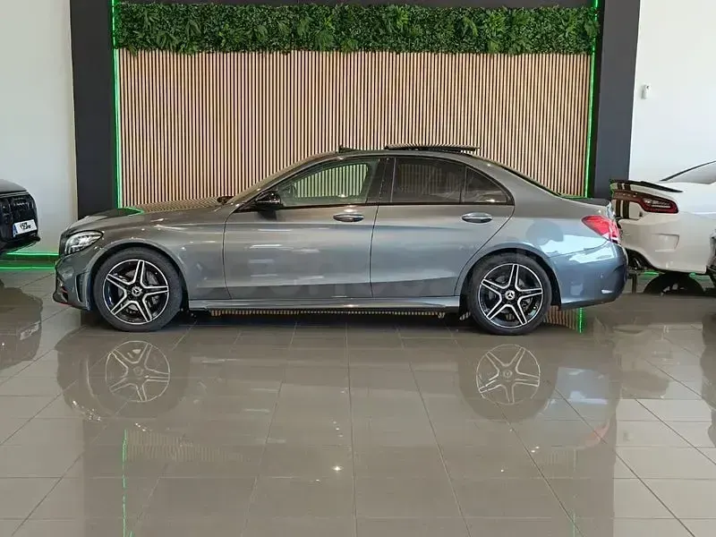Usado Mercedes C200 160 CV (117 kW) 2020 Gris / plata Berlina