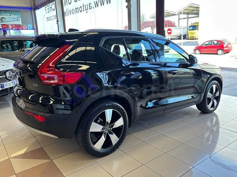 Käytetty Volvo XC40 Momentum 150 HP (110 kW) 2020 Musta Katumaasturi