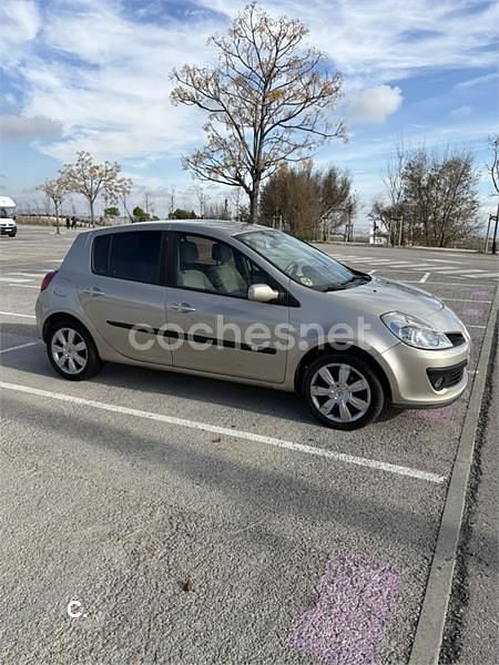 Usado Renault Clio II Privilege 105 CV (77 kW) 2007 Beige Berlina