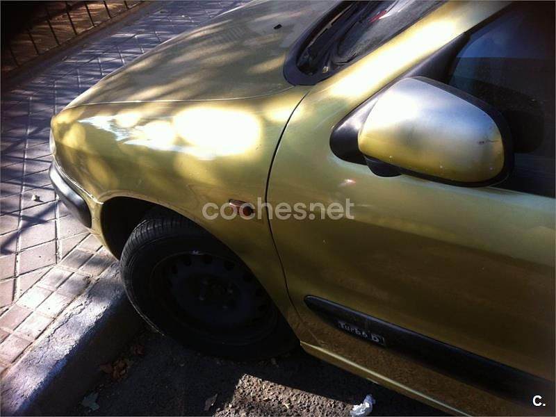 Begagnad Citroën Xsara 90 HK (66 kW) 1998 Gul Sedan