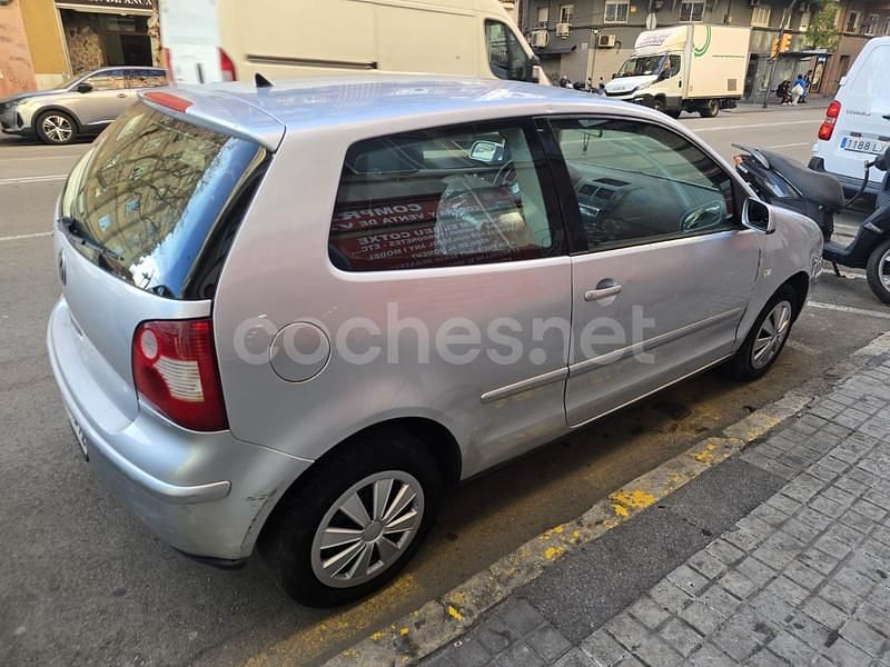 Usado VW Polo Highline 75 CV (55 kW) 2002 Gris / plata Berlina