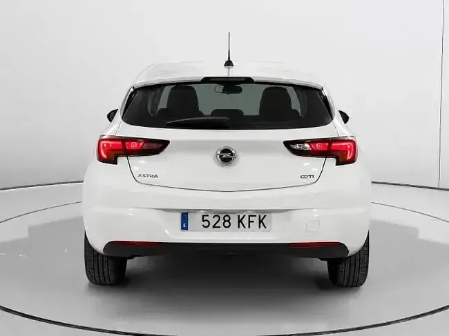 Usado Opel Astra Selective 110 CV (80 kW) 2017 Blanco Berlina