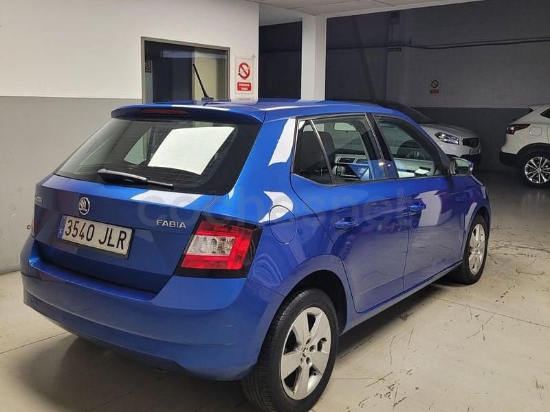 Usado Skoda Fabia Active 90 CV (66 kW) 2016 Azul Berlina