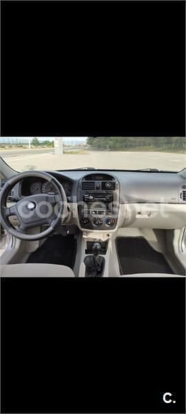 Usado Kia Cerato LX 105 CV (77 kW) 2007 Gris / plata Berlina
