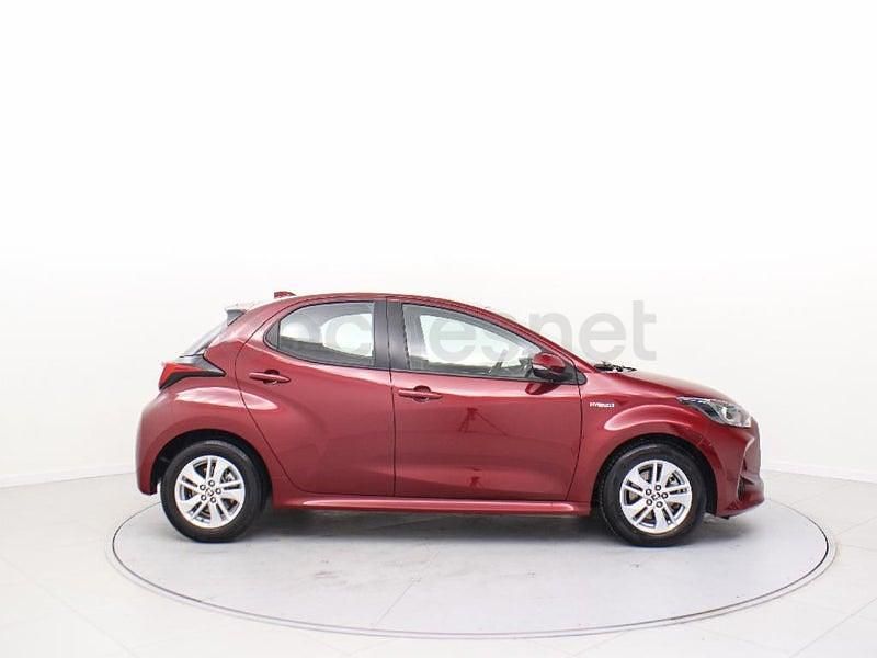 Usado Toyota Yaris Hybrid Active 116 CV (85 kW) 2021 Rojo Berlina
