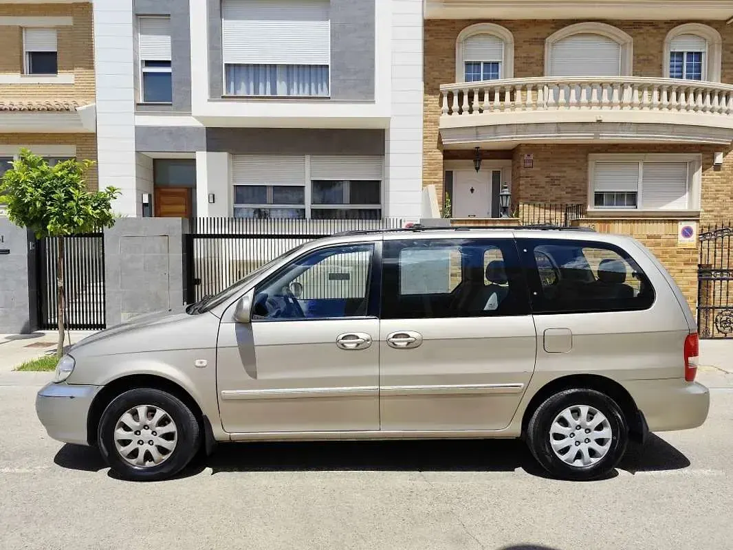 Usado Kia Carnival LX 144 CV (105 kW) 2005 Beige Monovolumen