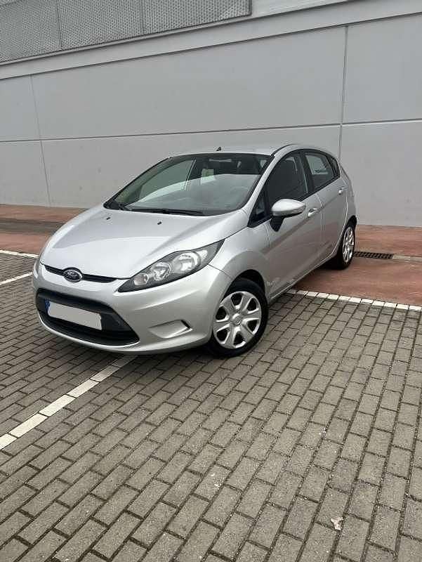 Usado Ford Fiesta Trend 69 CV (50 kW) 2012 Plateado Utilitario