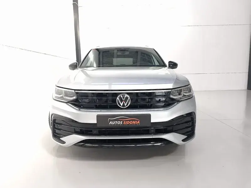 Usado VW Tiguan R-line 150 CV (110 kW) 2021 Gris / plata SUV