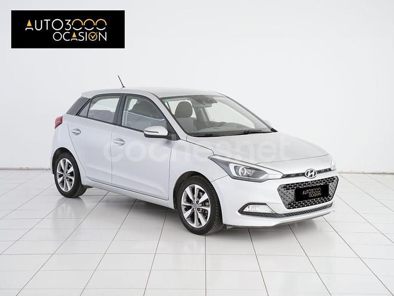 Usado Hyundai i20 75 CV (55 kW) 2015 Gris / plata Berlina