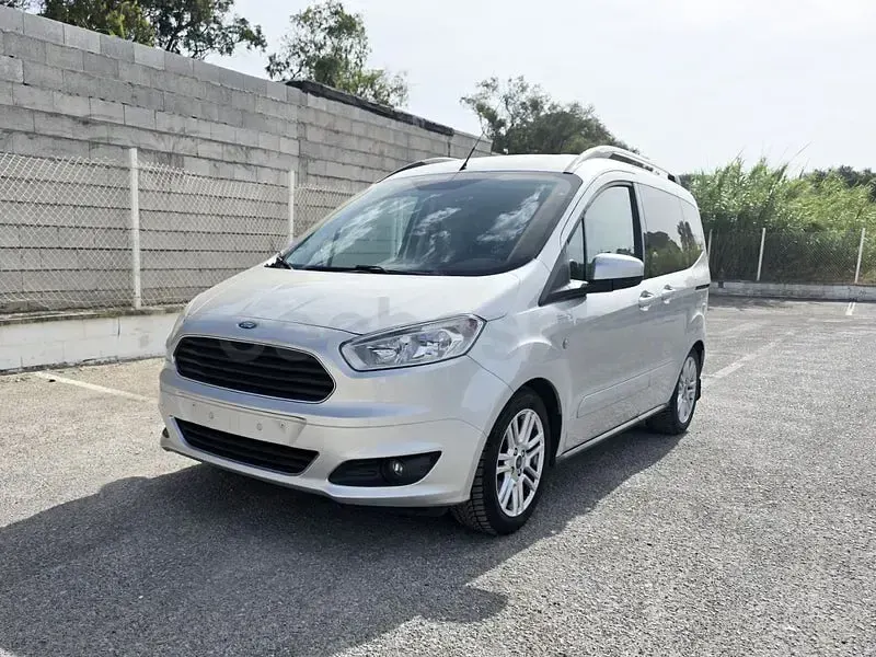 Usado Ford Tourneo Courier Trend 100 CV (73 kW) 2017 Blanco Monovolumen