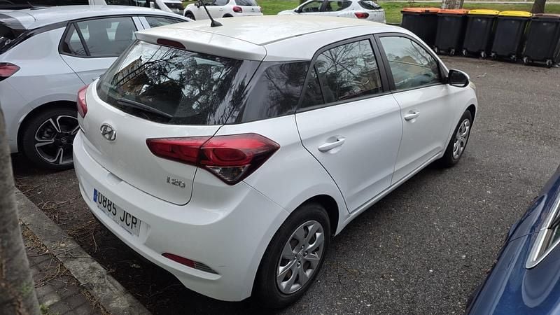 Usado Hyundai i20 84 CV (61 kW) 2015 Blanco Berlina