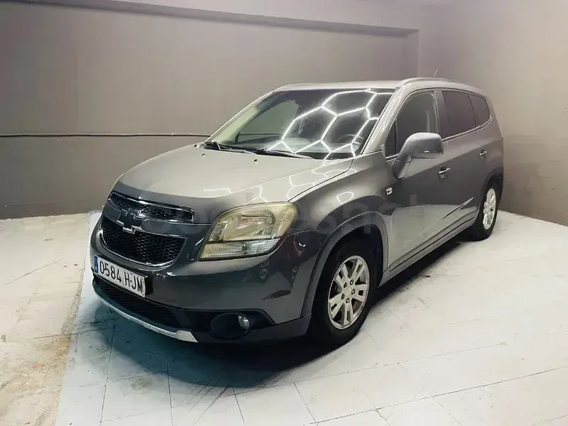 Usado Chevrolet Orlando LT 130 CV (95 kW) 2012 Gris / plata Monovolumen