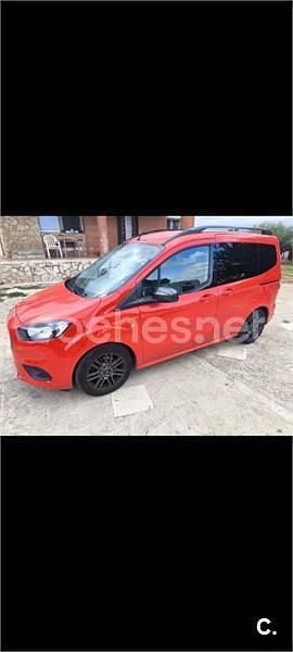 Usado Ford Tourneo Courier Sport 100 CV (73 kW) 2019 Rojo Monovolumen