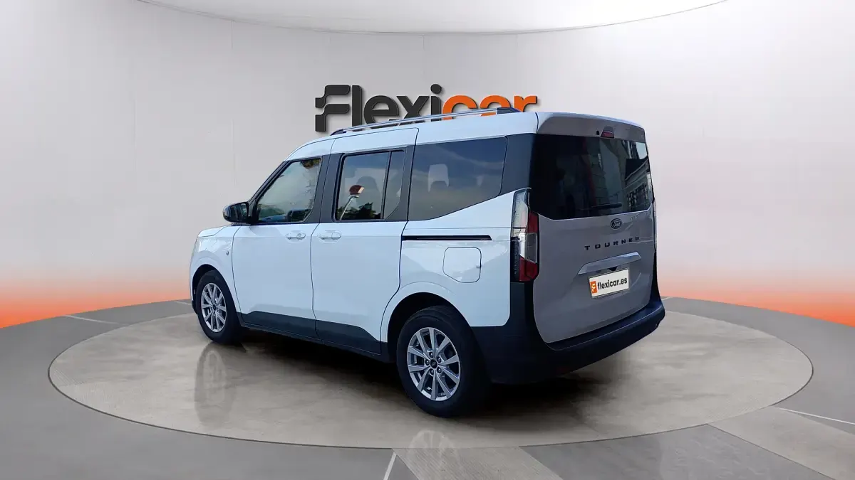 Usado Ford Tourneo Courier Titanium 125 CV (91 kW) 2024 Blanco Monovolumen