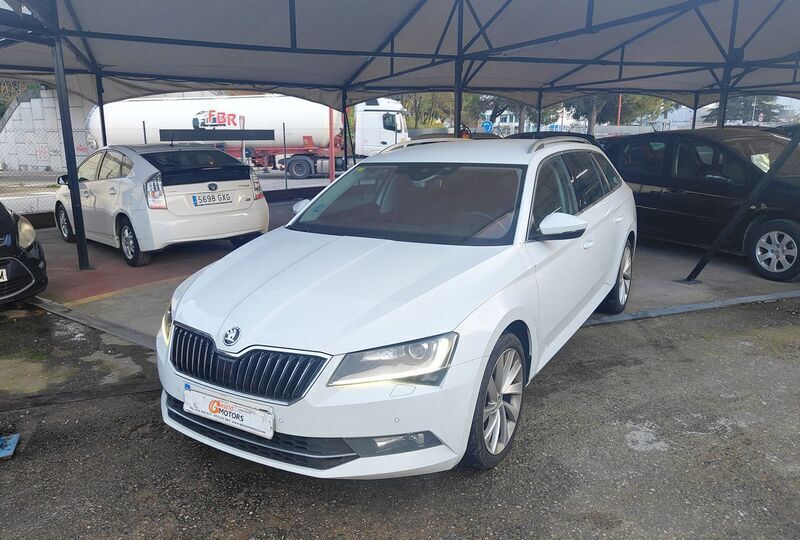 Usado Skoda Superb Ambition 190 CV (139 kW) 2016 Blanco Familiar