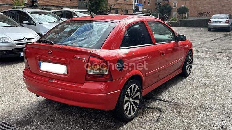 Usado Opel Astra Edition 100 CV (73 kW) 2004 Rojo Berlina