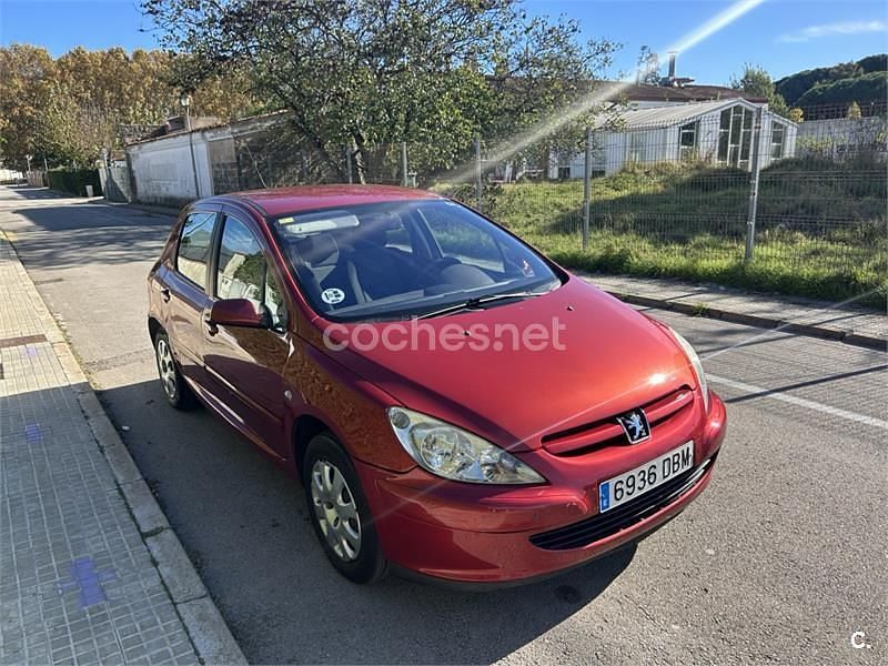 Usado Peugeot 307 90 CV (66 kW) 2004 Granate Berlina