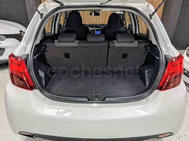Usado Toyota Yaris Hybrid Active 100 CV (73 kW) 2015 Blanco Berlina