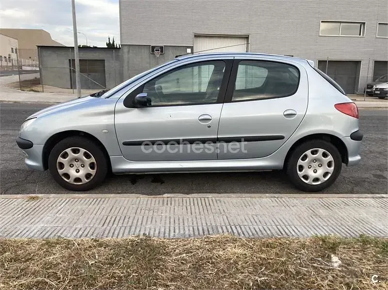 Usado Peugeot 206 70 CV (51 kW) 2003 Azul Berlina